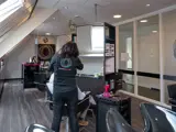 Kapsalon Wagenborgen kapster knipt